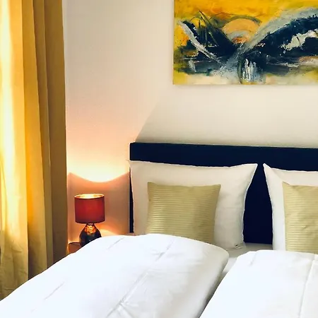 & Restaurant Gruener Baum Szálloda 2*