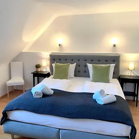 & Restaurant Gruener Baum Szálloda 2*