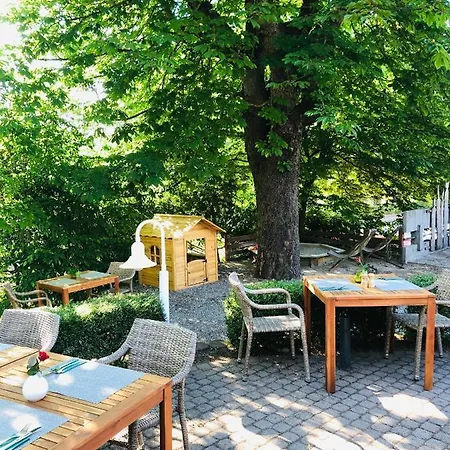 & Restaurant Gruener Baum Szálloda